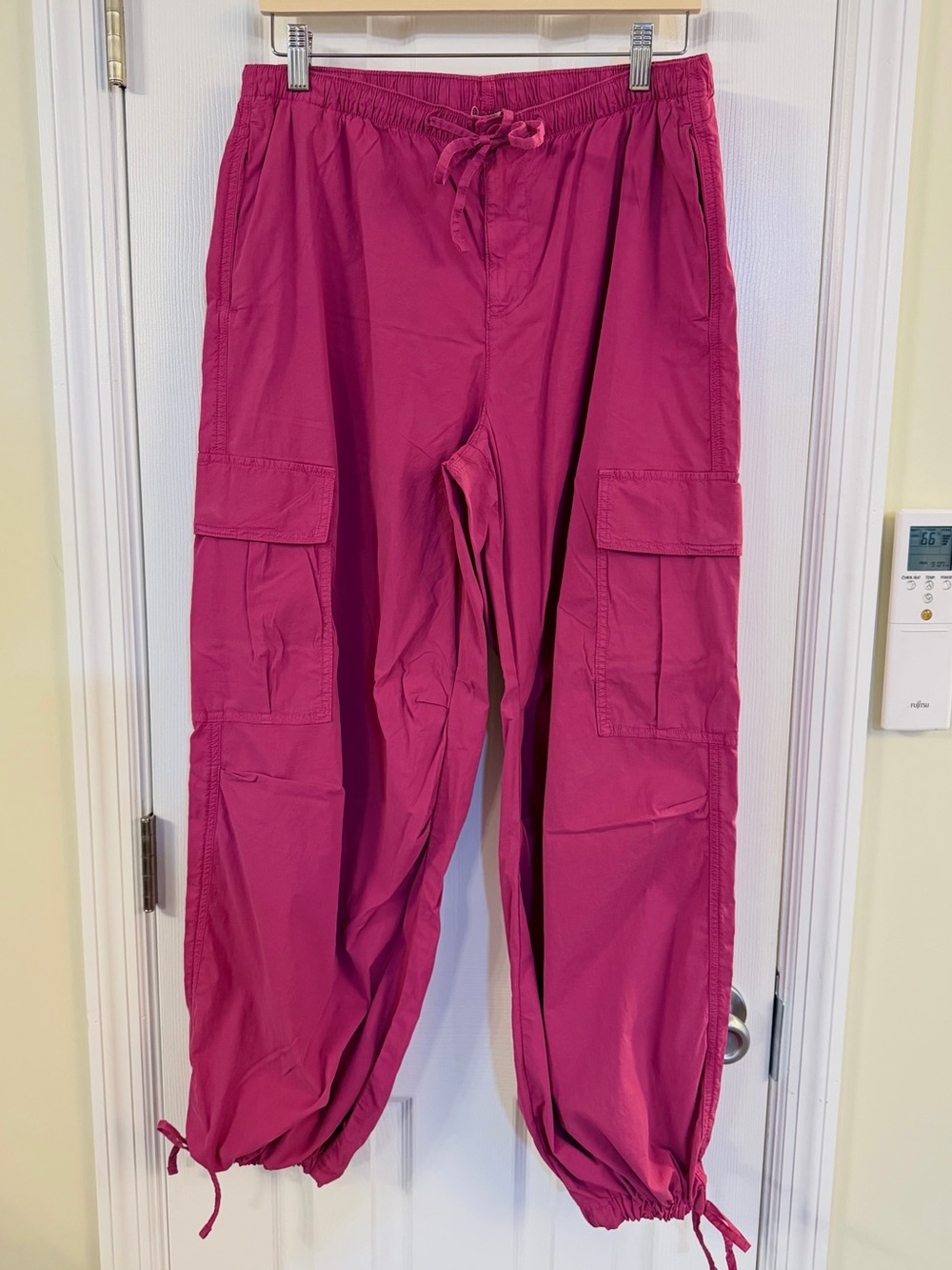American Eagle Low Rise Baggy Cargo Parachute Pants Pink M